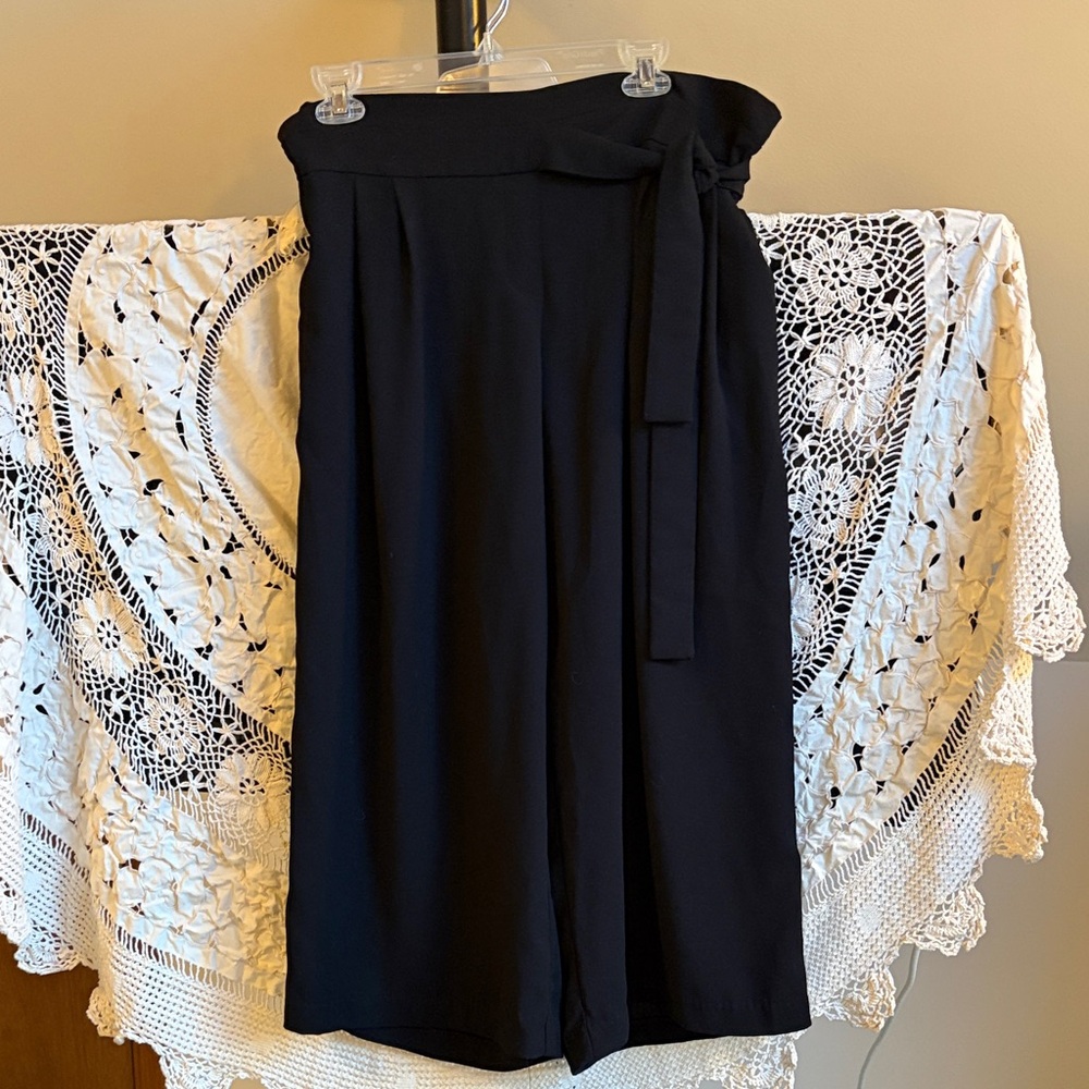 Carolina Belle Black Capris Size 12